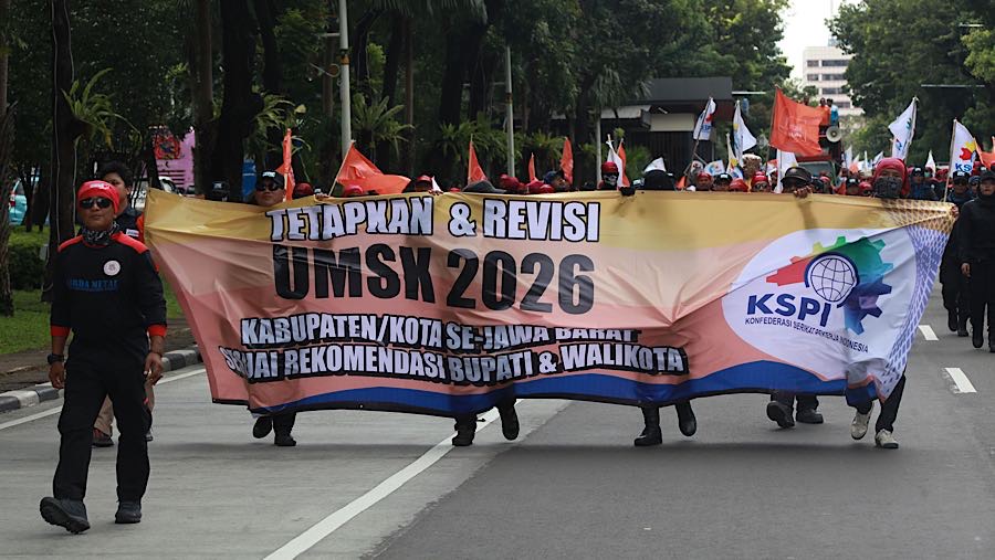 Sejumlah massa buruh melakukan aksi unjuk rasa di jalan Medan Merdeka Selatan, Jakarta, Senin (29/12/2025). (Bloomberg Technoz/Andrean Kristianto)