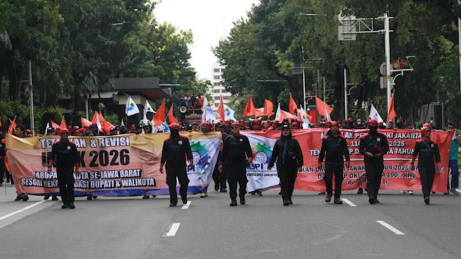 Sejumlah massa buruh melakukan aksi unjuk rasa di jalan Medan Merdeka Selatan, Jakarta, Senin (29/12/2025). (Bloomberg Technoz/Andrean Kristianto)