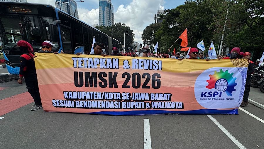Sejumlah massa buruh melakukan aksi unjuk rasa di jalan Medan Merdeka Selatan, Jakarta, Senin (29/12/2025). (Bloomberg Technoz/Andrean Kristianto)