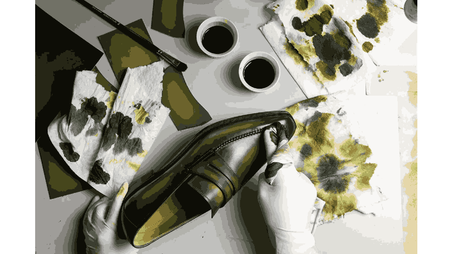 Kulit Patina yang terkenal dari Berluti pada sepasang sepatu loafer kulit.Fotografer: Matteo Carassale/Berluti