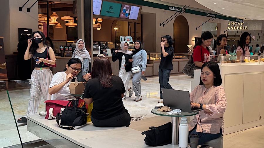 Pemanfaatan pusat perbelanjaan sebagai ruang kerja alternatif yang mendukung perkembangan ekonomi digital dan gig economy. (Bloomberg Technoz/Andre)