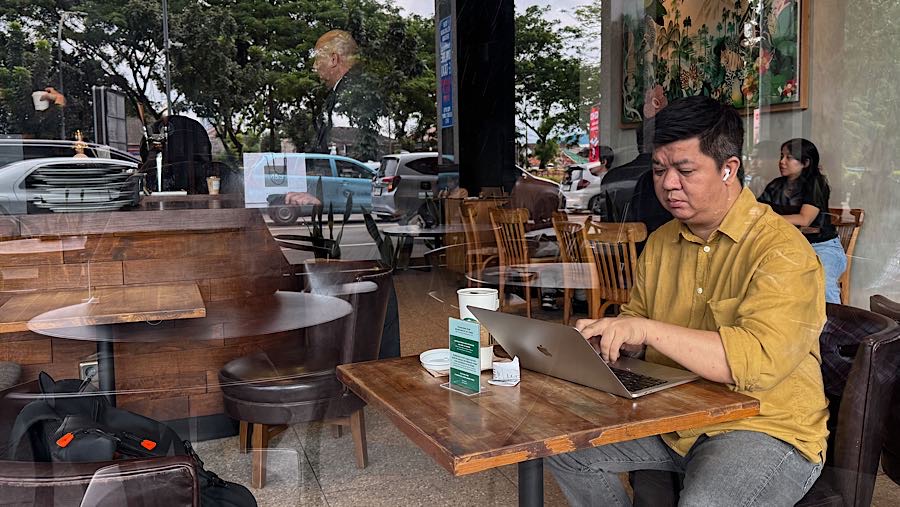 Pengunjung menggunakan laptop di salah satu pusat perbelanjaan di Jakarta, Senin (29/12/2025). (Bloomberg Technoz/Andrean Kristianto)