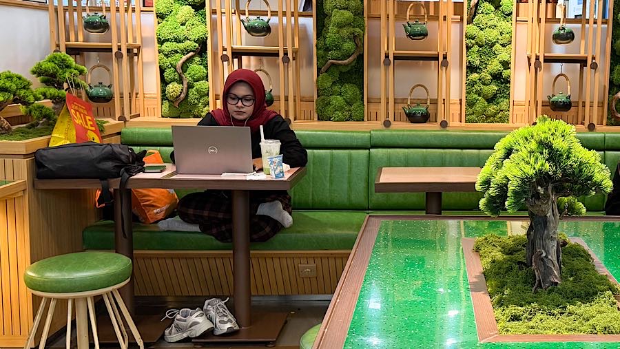 Airlangga mengungkapkan optimisme pemerintah terhadap perputaran ekonomi di penghujung tahun 2025. (Bloomberg Technoz/Andrean Kristianto)