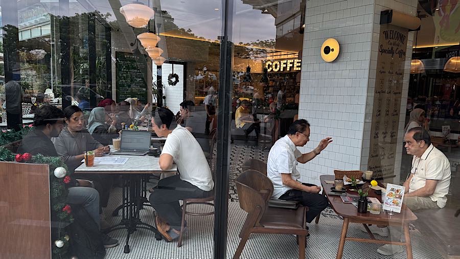 Pemerintah tengah mendorong program Work From Mall (WFM) sebagai bagian dari kebijakan Work From Anywhere (WFA) (Bloomberg Technoz/Andrean Kristianto)