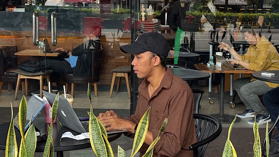 Airlangga memproyeksikan total nilai belanja masyarakat mampu menembus angka Rp110 triliun hingga awal Januari 2026.(Bloomberg Technoz/Andrean K)