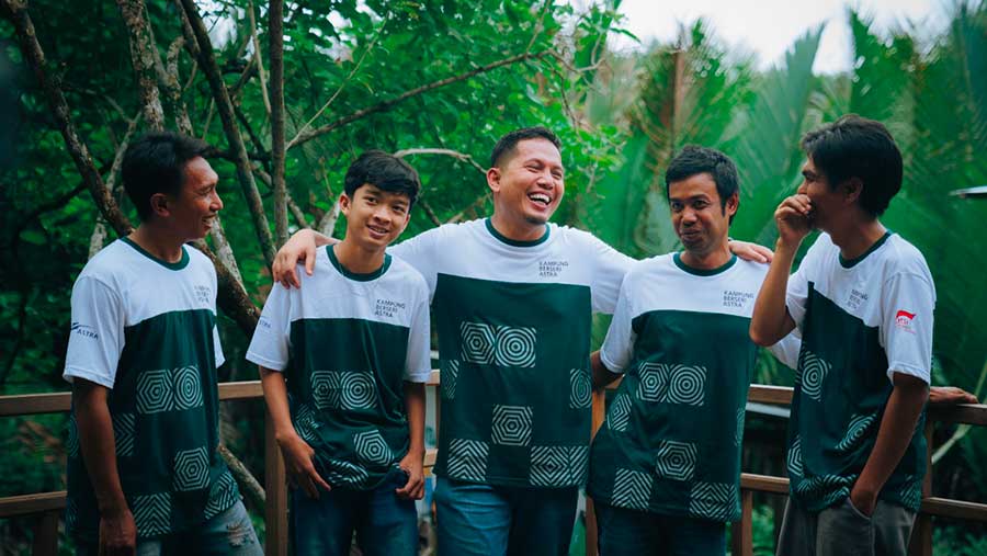 Tokoh Penggerak Kampung Berseri Astra Rammang-Rammang, Zainal Abidin (tengah), bersama masyarakat dalam upaya menjaga kawasan karst Ramman(Dok. Astra)