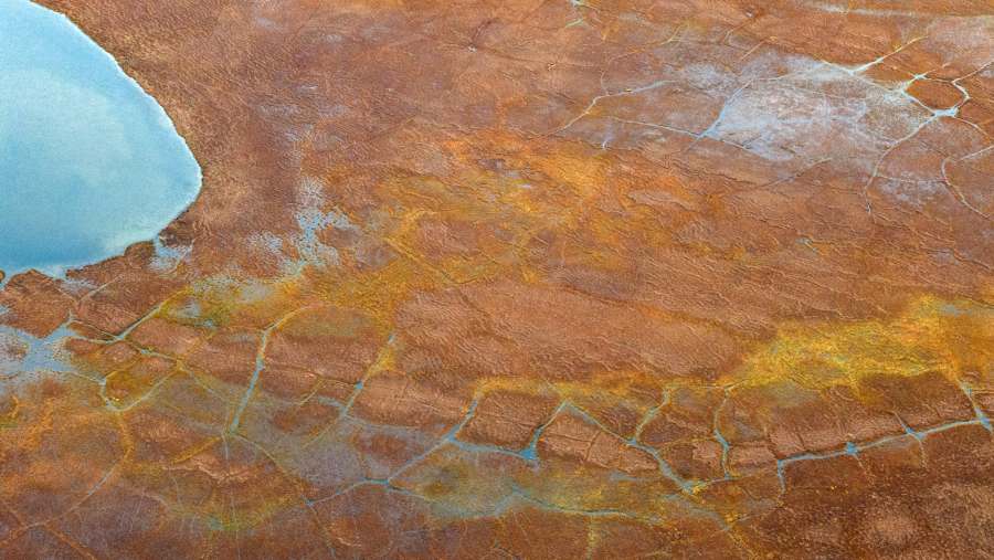 Gambaran tundra di sekitar Deadhorse, Alaska, atau siklus beku-mencair membentuk segitiga es dalam pola poligonal. Nathaniel Wilder/Bloomberg