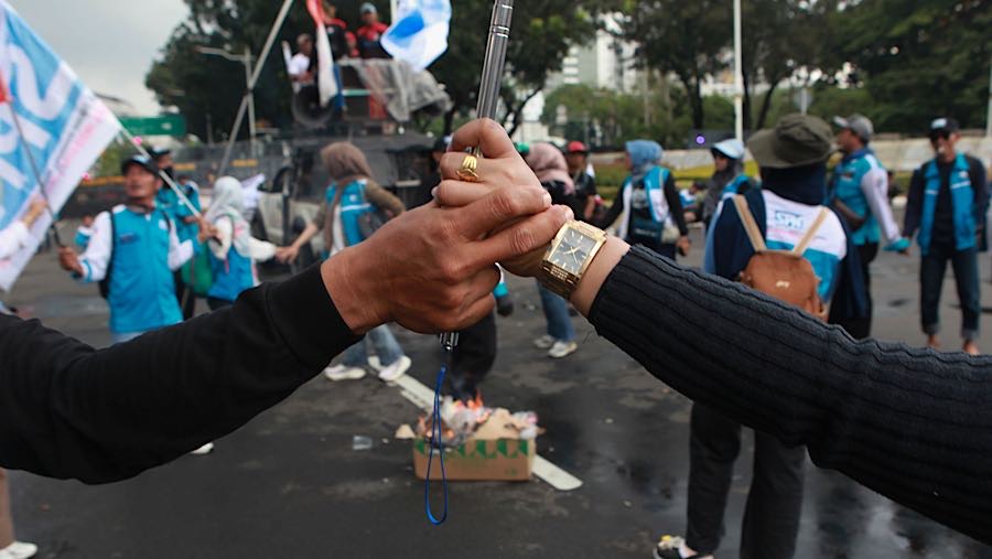 Aksi demonstrasi ini merupakan lanjutan dari unjuk rasa yang telah digelar sehari sebelumnya pada Senin (29/12).(Bloomberg Technoz/Andrean Kristianto)