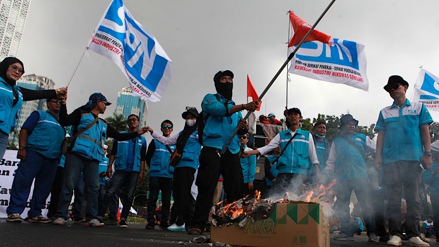 Dalam aksi hari ini ratusan buruh tersebut membawa dua tuntutan. (Bloomberg Technoz/Andrean Kristianto)