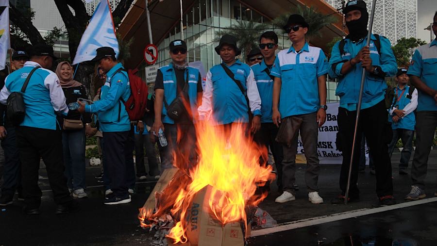 Sebelumnya Presiden KSPI Said Iqbal mengatakan estimasi jumlah massa yang hadir hari ini sebanyak 10.000 sepeda motor buruh se-Jawa Barat
