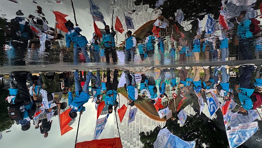 Mereka meminta Gubernur Jabar harus merevisi UMSK 2026 se-Provinsi Jawa Barat sesuai rekomendasi para bupati walikota se-Jabar. (Andrean Kristianto)