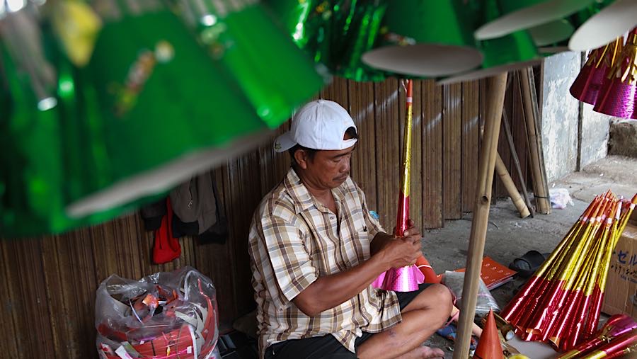 Pedagang membuat terompet yang akan dijualnya di kawasan Glodok, Jakarta, Selasa (30/12/2025). (Bloomberg Technoz/Andrean Kristianto)