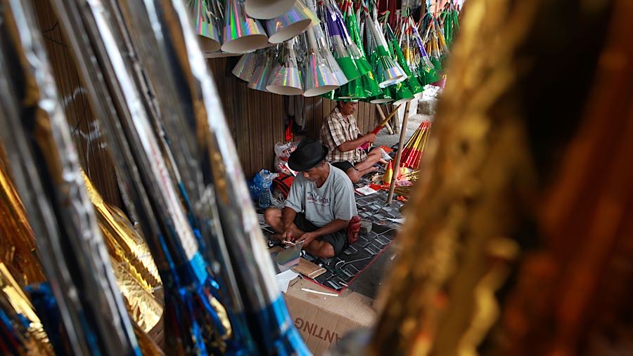 Para pedagang tersebut menjual terompetnya dari harga Rp5.000 hingga Rp30.000. (Bloomberg Technoz/Andrean Kristianto)