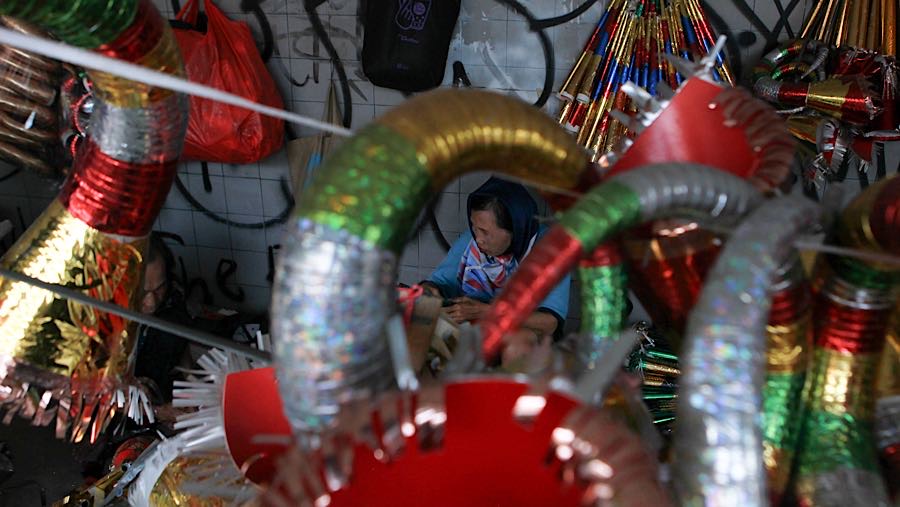 Menjelang malam tahun baru pedagang musiman terompet mulai memenuhi Jalan Pintu Besar Selatan, Glodok, Jakarta. (Bloomberg Technoz/Andrean Kristianto)