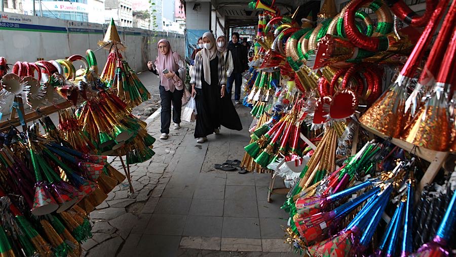 Lorong depan ruko yang tutup menjadi ruang harapan bagi pedagang musiman yang mengandalkan momen tahunan ini. (Bloomberg Technoz/Andrean Kristianto)
