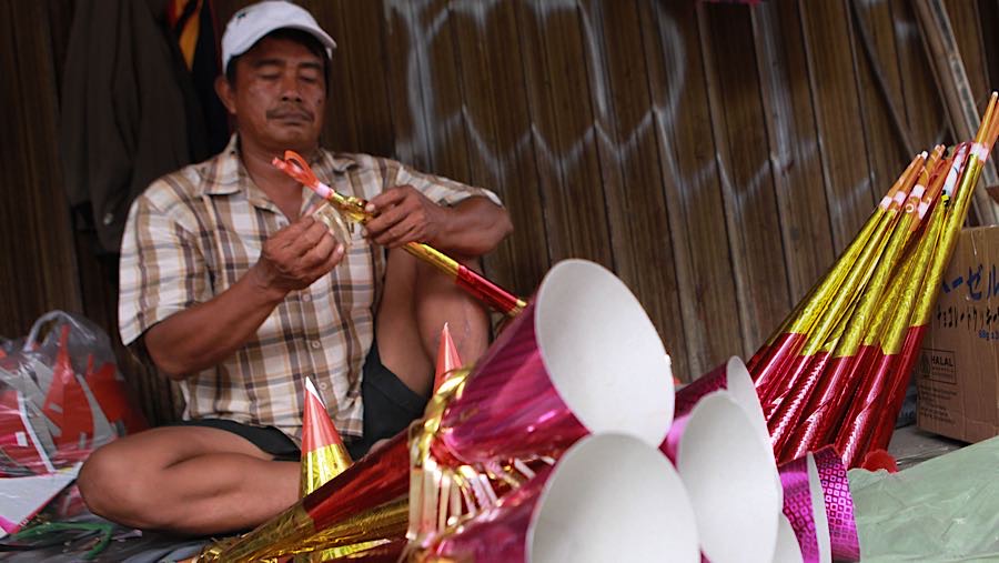 Dalam sehari mereka dapat membuat 100 terompet di lapaknya. (Bloomberg Technoz/Andrean Kristianto)