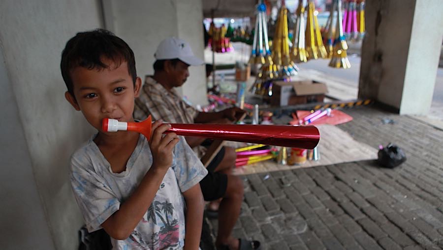 Berbagai jenia terompet dengan berbagai ukuran dijual di lapak pedagang musiman ini. (Bloomberg Technoz/Andrean Kristianto)