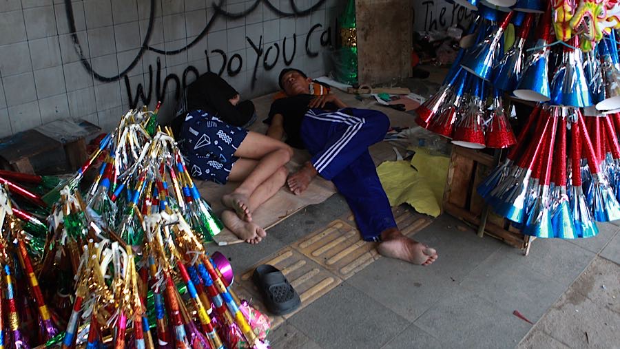 Selama membuka lapak, para pedagang musiman tersebut tinggal berhari-hari lokasi tersebut. (Bloomberg Technoz/Andrean Kristianto)