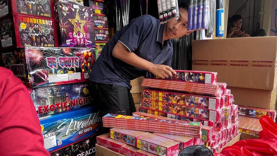 Pedagang Kembang Api di Pasar Asemka, Rabu (31/12/2025)