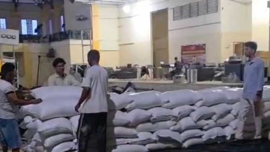 Pengungsi Sudah Pindah, BULOG Manfaatkan GOR Aceh Tamiang Jadi Gudang Beras. (Dok. BULOG)