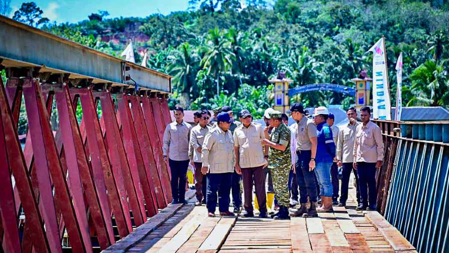 Prabowo Subiantor di Bantang Toru meninjau perbaikan dan pembangunan Jembatan Bailey Sungai Garoga. Dok: Setkab