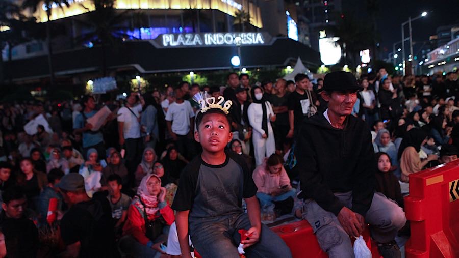 Suasana riuh dan penuh semangat terlihat dari kerumunan yang datang sejak sore hari. (Bloomberg Technoz/Andrean Kristianto)