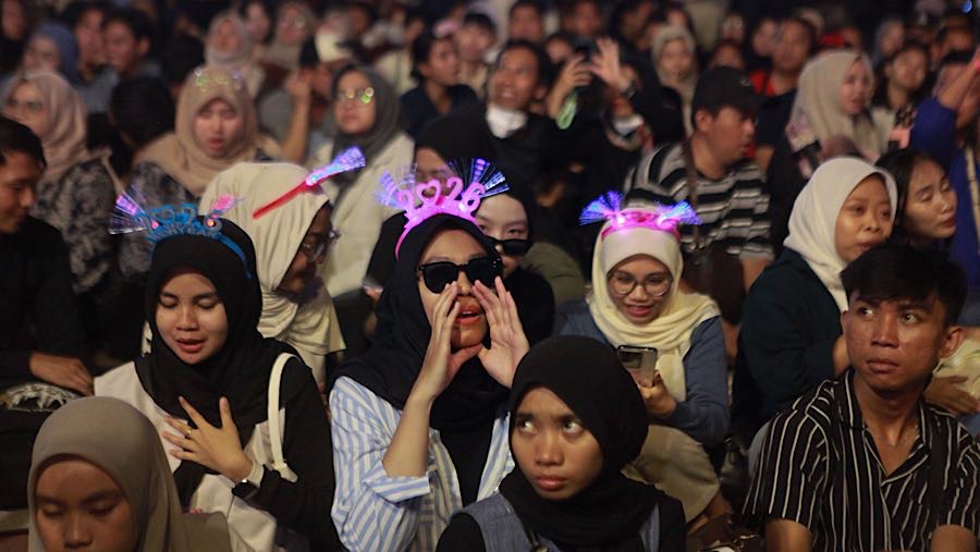 warga menikmati acara jelang malam pergantian tahun di Bundaran HI, Jakarta, Rabu (31/12/2025). (Bloomberg Technoz/Andrean Kristianto)