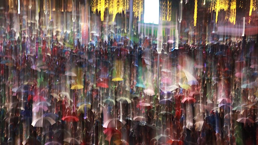 Gerimis yang sempat turun tidak menyurutkan masyarakat menikmati kemeriahan momen menyambut tahun baru. (Bloomberg Technoz/Andrean Kristianto)