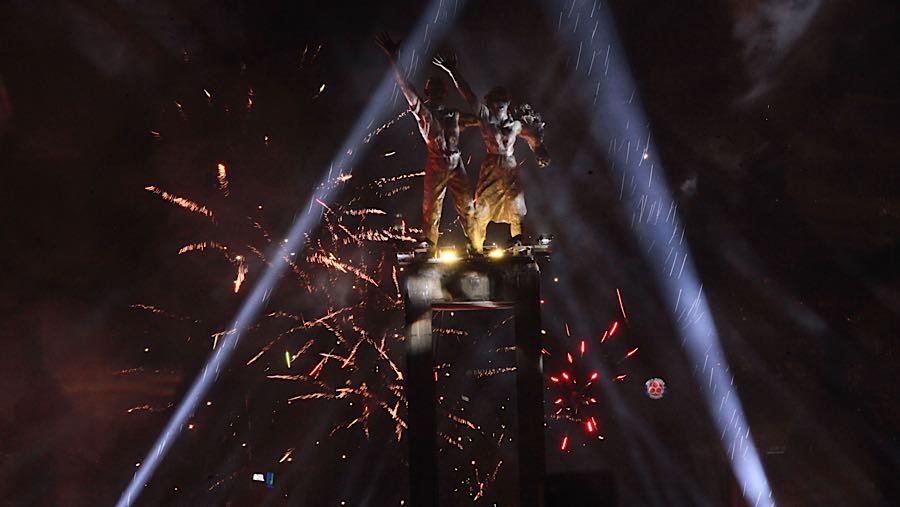 Meski begitu, beberapa warga tetap menyalakan kembang api di tengah keramaian. (Bloomberg Technoz/Andrean Kristianto)