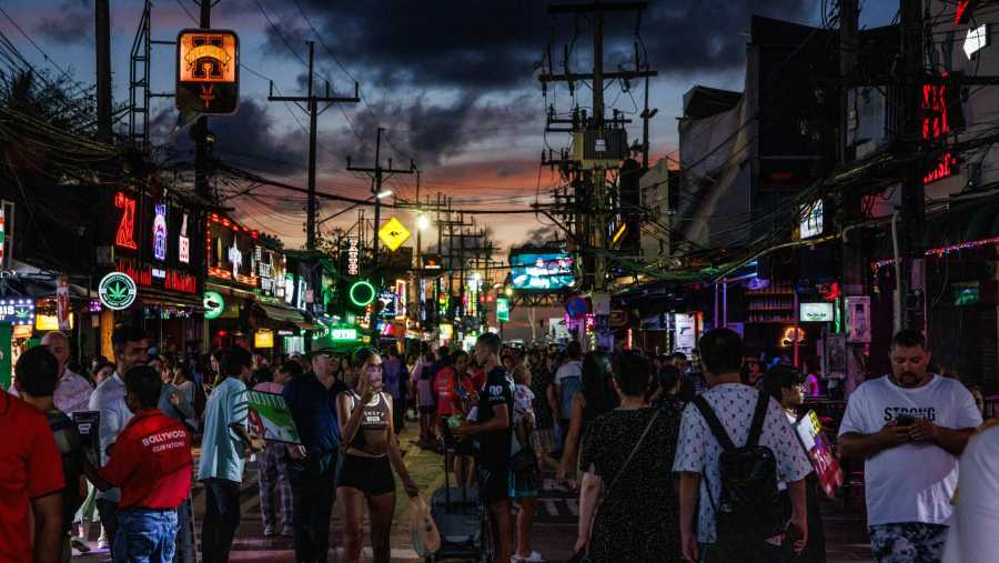 Orang-orang di Jalan Bangla setelah matahari terbenam di Phuket, Thailand (6/7/2023). (Bloomberg)