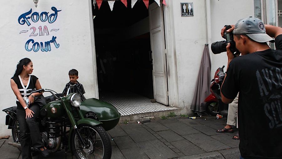Selain menawarkam wisata bersejarah, di tempat ini juga banyak jasa fotografer yang menyediakan properti untuk berfoto. (Bloomberg Technoz/Andrean)