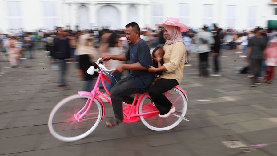 Banyak pengunjung memanfaatkan jasa penyewaan sepeda untuk berkeliling area bersejarah. (Bloomberg Technoz/Andrean Kristianto)