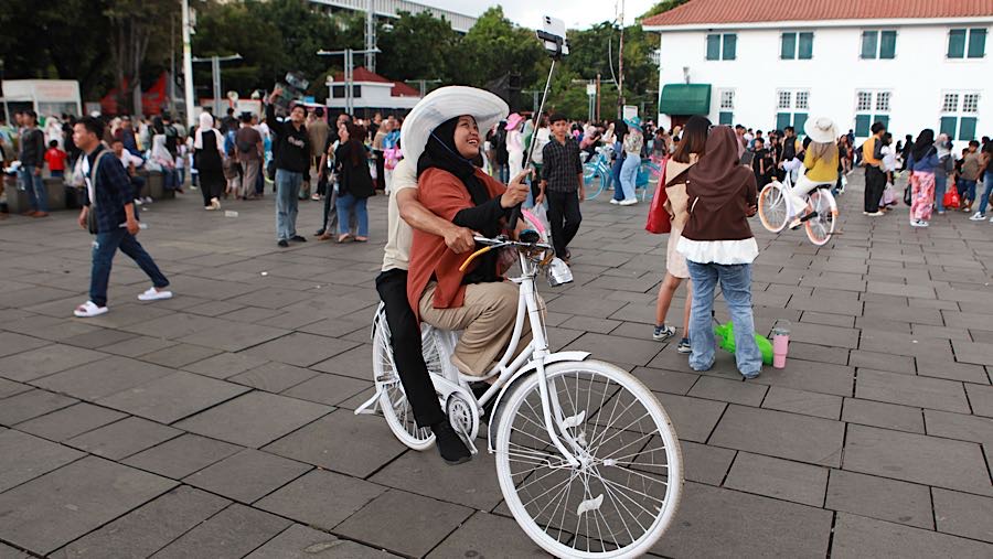 Para pengunjung datang bersama keluarga maupun pasangan. (Bloomberg Technoz/Andrean Kristianto)