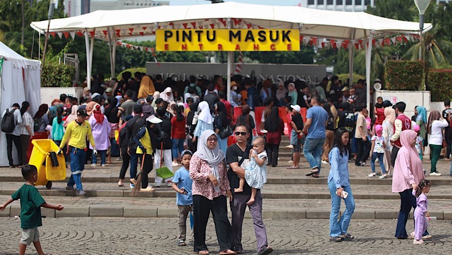 Ribuan warga memanfaatkan libur Tahun Baru 2026 untuk mengunjungi berbagai tempat wisata di Jakarta.  (Bloomberg Technoz/Andrean Kristianto)