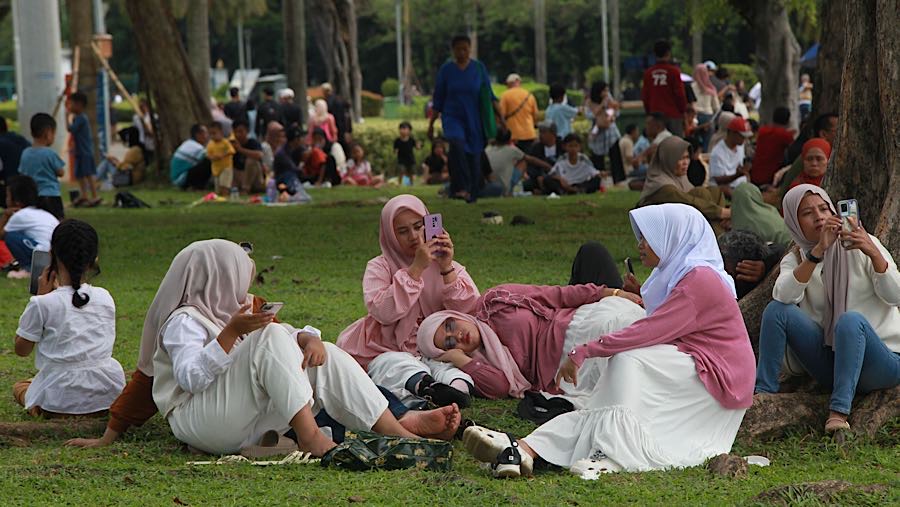 Banyak juga pengunjung yang memilih untuk duduk santai di taman, menggelar tikar, dan menikmati makanan yang mereka bawa sambil beristirahat.