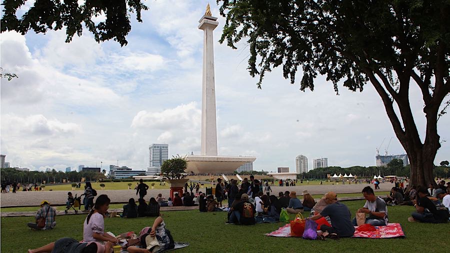Pengunjung beraktifitas di kawasan Monas, Jakarta, Kamis (1/1/2026). (Bloomberg Technoz/Andrean Kristianto)