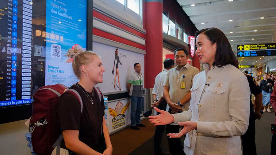 Menpar Widiyanti Putri berinteraksi dengan wisatawan mancanegara di Terminal Keberangkatan Internasional Bandara I Gusti Ngurah Rai (Dok. Kemenpar RI)