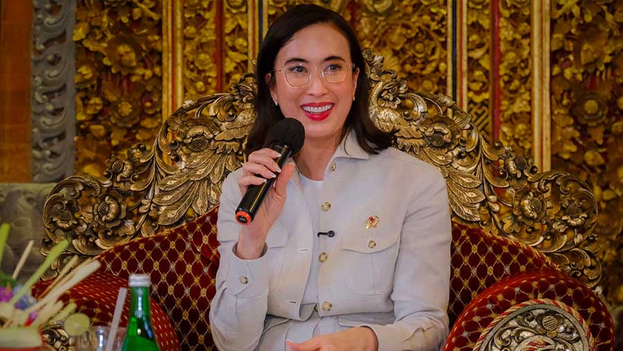 Menpar Widiyanti Putri berinteraksi dengan wisatawan mancanegara di Terminal Keberangkatan Internasional Bandara I Gusti Ngurah Rai (Dok. Kemenpar RI)