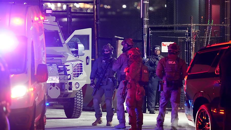 Petugas berjaga di Heliport Westside di New York, AS, Sabtu (3/1/2026). (Adam Gray/Bloomberg)
