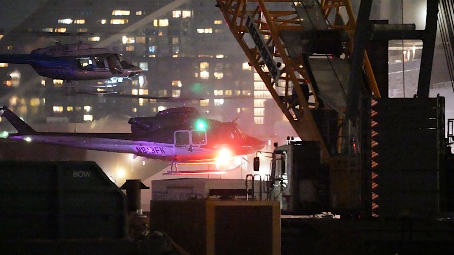 Helikopter yang diduga membawa Presiden Venezuela Nicolas Maduro mendarat di Westside Heliport, New York, AS, Sabtu (3/1/2026). (Adam Gray/Bloomberg)