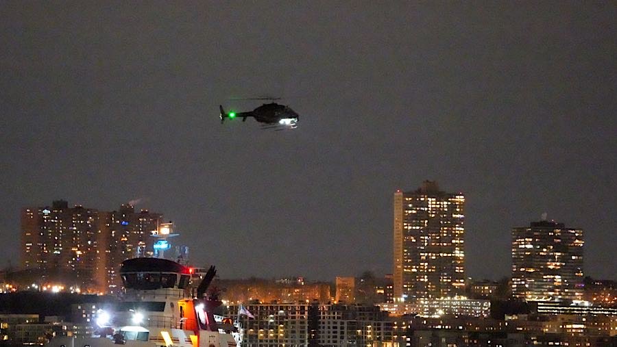 Helikopter yang diduga membawa Presiden Venezuela Nicolas Maduro tiba di Westside Heliport di New York, AS, Sabtu (3/1/2026). (Adam Gray/Bloomberg)
