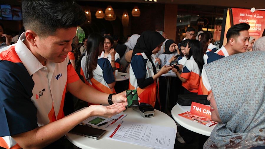 Karyawan memberikan informasi kepada nasabah saat peluncuran kartu debit Visa Bank Jakarta di Jakarta, Senin (5/1/2026). (Bloomberg Technoz/Andrean K)