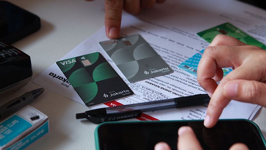 Kartu Debit Visa Bank Jakarta dilengkapi dengan teknologi chip EMV untuk meminimalkan risiko skimming, serta proteksi 3D Secure pada transaksi online
