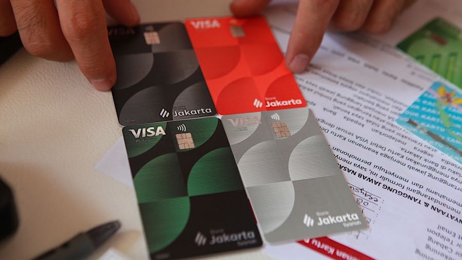 Karyawan memperlihatkan kartu debit Visa Bank Jakarta di Jakarta, Senin (5/1/2026). (Bloomberg Technoz/Andrean Kristianto)