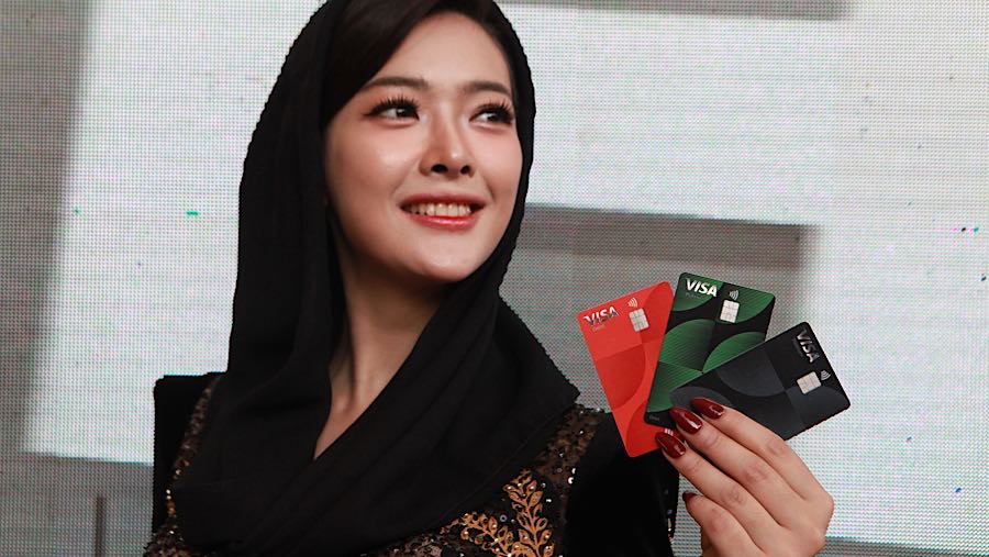 Nasabah memperlihatkan kartu debit Visa Bank Jakarta di Jakarta, Senin (5/1/2026). (Bloomberg Technoz/Andrean Kristianto)
