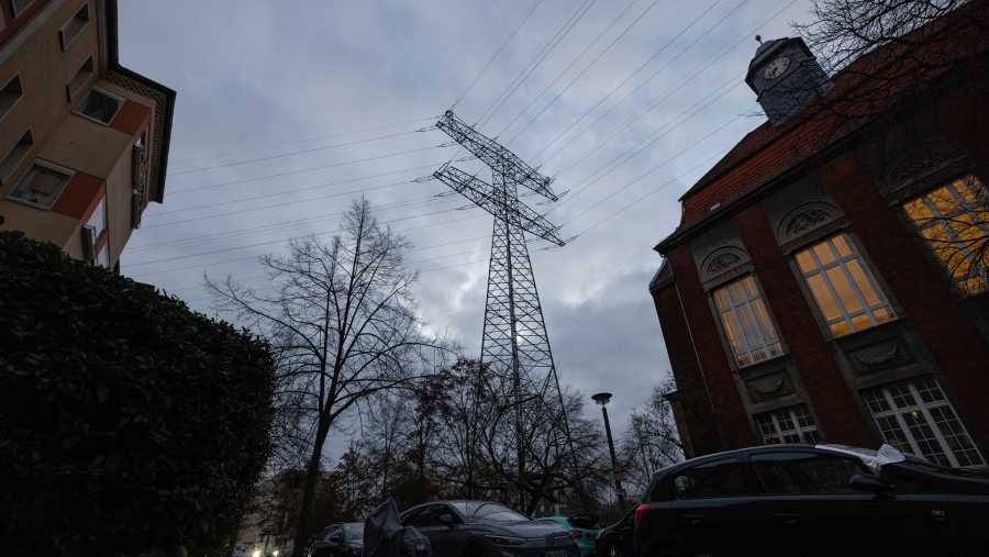 Menara transmisi listrik tegangan tinggi di kawasan perumahan Berlin, Jerman. (Krisztian Bocsi/Bloomberg)