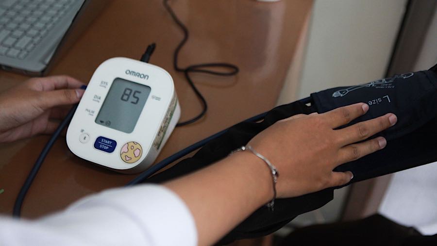 Petugas medis melakukan pemeriksaan kesehatan di Klinik Dermaga Raya, Jakarta, Selasa (6/1/2026). (Bloomberg Technoz/Andrean Kristianto)