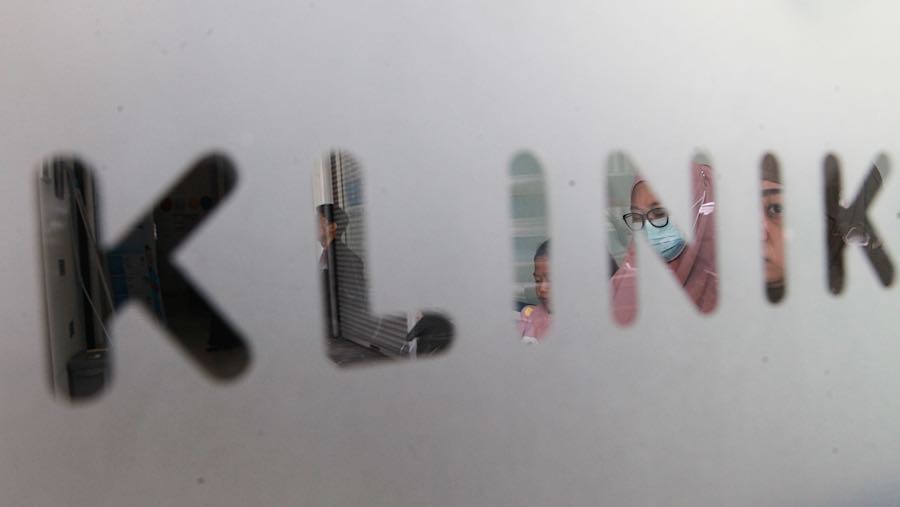 Banyak warga yang mendatangi klinik untuk melakukan vaksinasi. (Bloomberg Technoz/Andrean Kristianto)