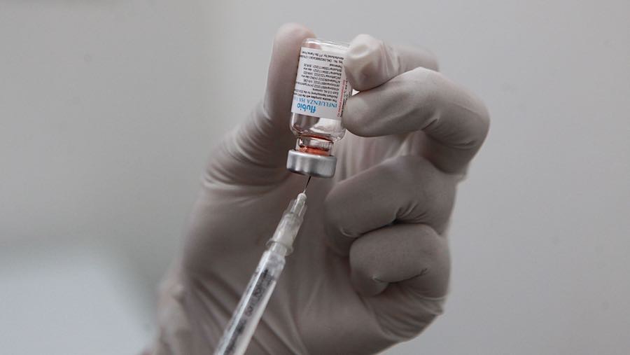 Vaksinasi influenza di Klinik Dermaga Raya mengalami peningkatan hingga dua kali lipat. (Bloomberg Technoz/Andrean Kristianto)