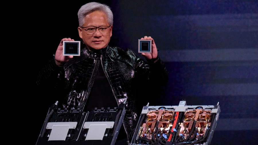 CEO dan Pendiri Nvidia, Jensen Huang saat mempresentasikan chip AI baru, Rubin, di CES 2026. Bridget Bennett/Bloomberg